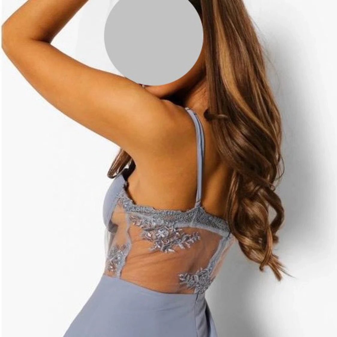 Ljusblå långklänning med spetsdetaljer - 2