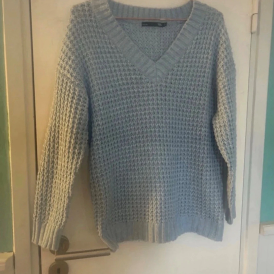 Ljusblå stickad v-ringad tröja