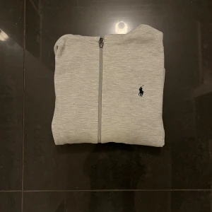 Polo zip hoodie  - Säljer en fräsch och stilren hoodie storleken är S, snöret är tyvärr sönder och bortplockat. Priset kan diskuteras vid en snabb affär. 