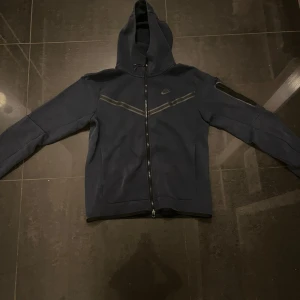 Nike tech zip hoodie  - Säljer en snygg tränings hoodie som är i storlek S. Passar en person mellan 175-185. 