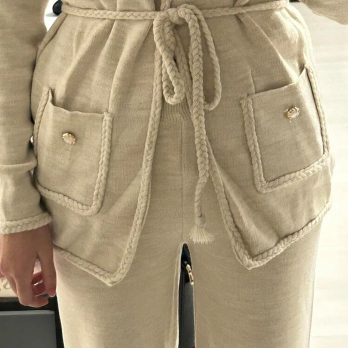 Beiga set med knyt och fickor - 1