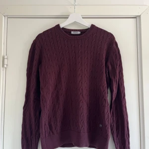Kabelstickad tröja från J.Lindeberg - Tja, en snygg kabelstickad tröja! Den sitter skönt och är i mycket bra kvalitet. Tveka inte på att skriva vid eventuella frågor👍