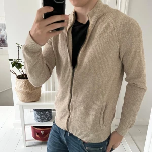 Massimo dutti full zip stickad  - Massimo dutti full zip stickad i storlek M. sitter fint på modellen som är 180,75 kg. Väldigt najs! ✌️