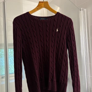 Vinröd kabelstickad tröja Polo Ralph Lauren - Vinröd kabelstickad tröja från Polo Ralph Lauren. Passar även XS. Inga deffekter. Pris ej hugget i sten