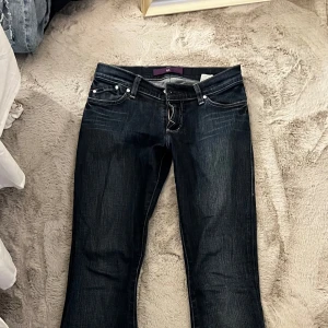 Bootcut jeans från DVB Victoria Beckham - Snygga mörkblå bootcut jeans från DVB Victoria Beckham med stjärnbroderi på bakfickorna.  Jag har klippt av Jansen men det är fortfarande lite långa på mig som är 165. Jeansen är lågmidjade och har storlek 27/34 men skulle säga mer åt 27/32 efter jag klippte dem 