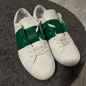 Valentino Open skor  - Sjukt Snygga Valentino Garavani Open. Det är självklart äkta men har inte box då jag slarvat bort den. Skick 7/10. De är att, de är lite trasiga snören på båda skorna syns på bilderna. Finns även lite små repor men det är inget som syns eller märks av när man använder det. Hör av dig vid vid minsta fråga eller fundering! 😃