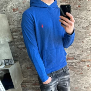 Ralph Lauren hoodie - Bra skick, lite nopprig vid luvan och inga snören. Storlek M passar dig som är mellan 178-185cm ungefär. Nypris ca 2000kr. Modellen är 185 cm, 79 kg. Skriv för mer information!🤝