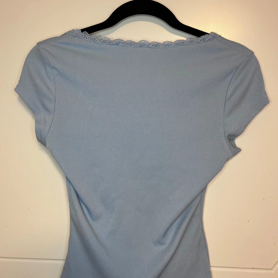 Ljusblå ribbad topp med spetskant - 1