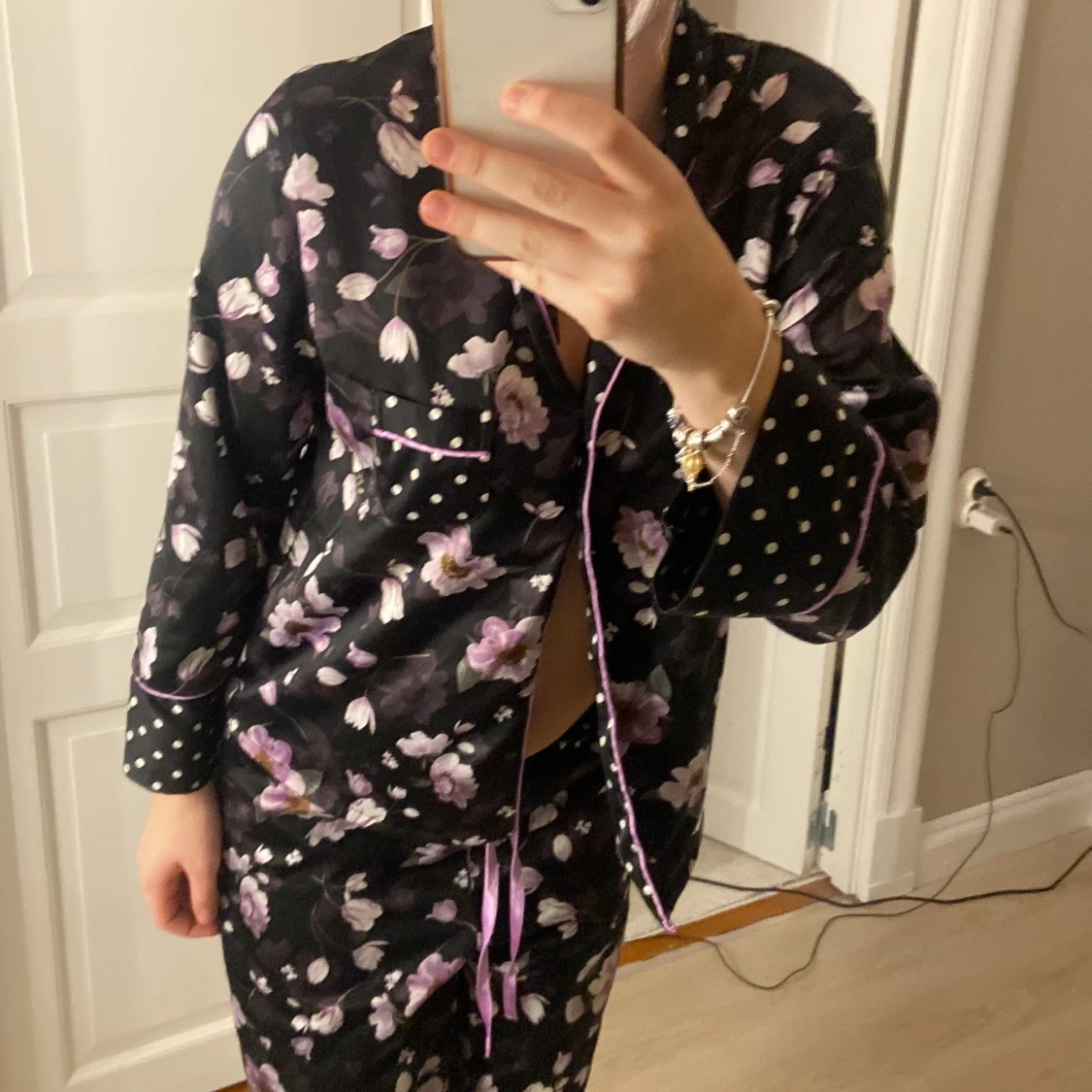 Svarta blommiga pyjamasbyxor med prickiga detaljer med matchande tröja  - 1
