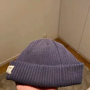 Mörkblå  mössa från Upfront - Mörkblå ribbstickad mössa från Upfront, modellen Bridge Beanie. 97% bomull och 3%. One size. Är öppen för ett lägre pris vid snabb affär. Om ni har några frågor skriv gärna!