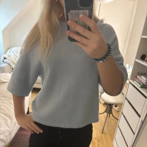 Stickad other stories tröja - Stickad other stories tröja med trekvartsärm som är ljusblå, använd några gånger men fortfarande väldigt bra skick💕