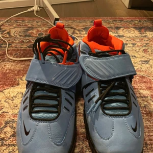 Nike x Ambush  - Nike x Ambush Air Adjust force sp. Dessa skor har jag bara använt 2 gånger. Dem är helt nya inget fel på dem helt rena o fräsha. Säljer dem vill bli av med dem. PRISET GÅR O FÖRHANDLA.