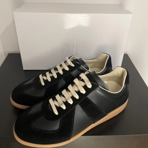 Svarta Maison Margiela GATS - Säljer dessa feta GATS | Storlek 45 | Skick 9,5/10 | nästan nyskick | priset kan diskuteras vid snabb affär | Låda finns |skicka dm vid frågor