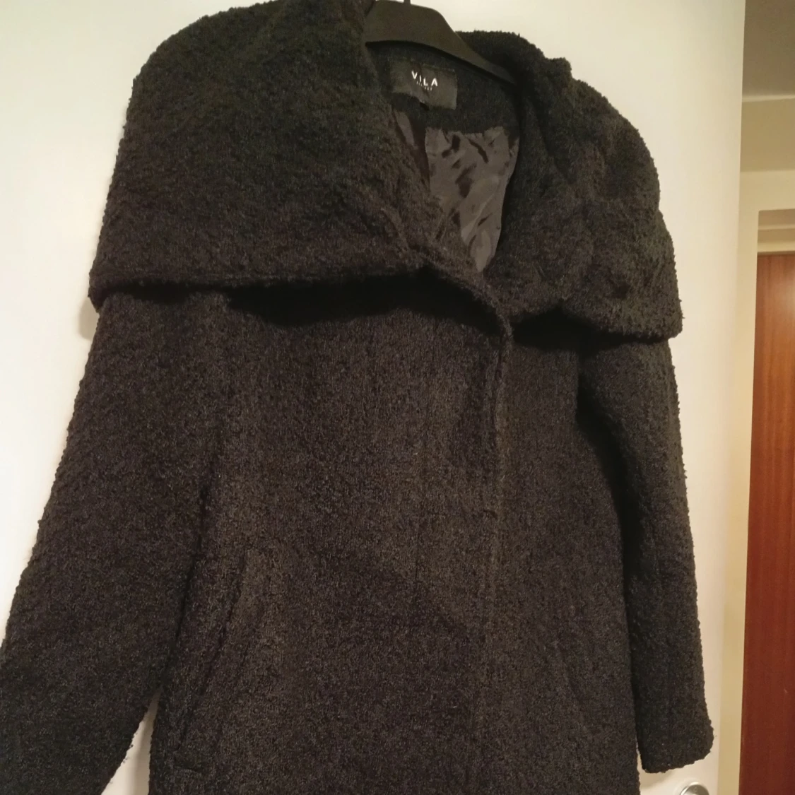 Svart teddyjacka med stor huva från Vila