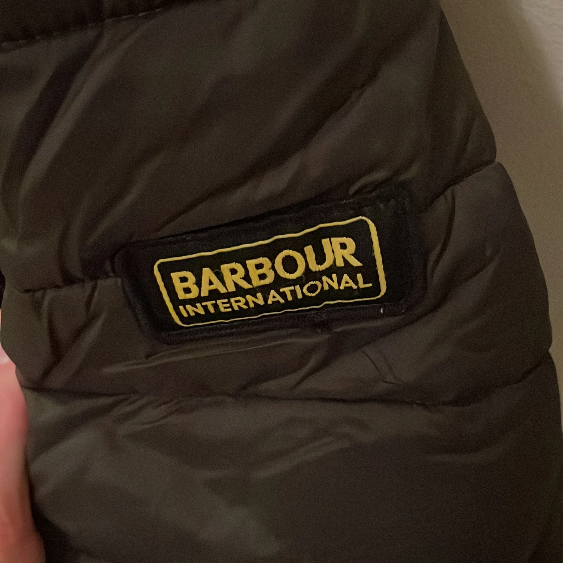 Olivgrön pufferjacka från Barbour - 3