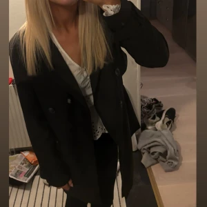 Trenchcoat från Vero Moda - Säljer denna jättesnygga långa trenchcoaten från Vero Moda i storlek S! Aldrig använd ❣️ perfekt nu till hösten!
