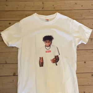 NBA youngboy supreme - Säljer nu en Nba youngboy supreme t shirt i storlek M, den är ej äkta