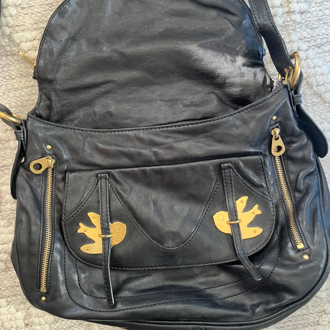 Svart axelväska med gulddetaljer från Marc by Marc Jacobs - 2