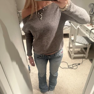 One shoulder tröja  - Grå One shoulder tröja från Gina 