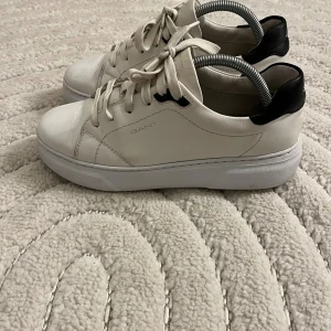 Gant skor - Säljer då de inte kommer till användning. Vita sneakers Seacoast från Gant i skinn.