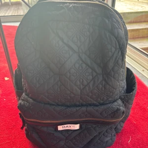 Day Et ryggsäck, svart, fint skick - Snygg och praktisk Day Et GWENETH FLOTILE dagryggsäck i svart. Perfekt för skola, jobb eller vardagsbruk. Mycket fint skick, inga fläckar eller skador. Frakt ingår ej. Hör av dig vid frågor!