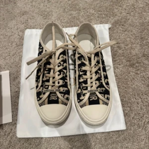 Dior skor  - TRYCK INTE KÖP SKRIV FÖRST TILL MIT! Använt fåtals gånger. Present 1 år tillbaka. Har varken kvitto eller box till skorna kvar, endast skrona därav priset. Seriösa köpare endast. Skriv till mig innan ni trycker på köp. 