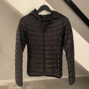 Everest Liner Hood Jacket strl 34 (ny pris 999kr) - Som ny! Använd ytterst få gånger. Köpt 2024! Dotter önskar ny jacka därför säljer vi den!           W Liner Hood Jacket från Everest är en lätt vadderad linerjacka med huva, perfekt för att användas som vårjacka och höstjacka eller som ett värmande mellanlager under en annan jacka. Jackan har en syntetvaddering med dunliknande egenskaper som ger effektiv isolering utan att tynga ner. Länk https://www.stadium.se/sport/alla-klader/jackor/402188101/everest.liner-hood-jacket-tunn-jacka-dam.black