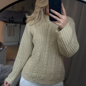 Stickad tröja  - Stickad tröja i beige lite åt gula hållet, något nopprig 🤍  Inga lappar men passar mig som vanligtvis har storlek s