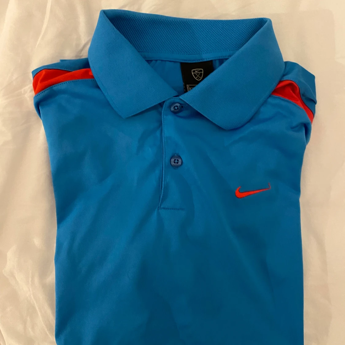 Blå Nike pikétröja med röda detaljer - 2