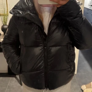 Save the duck jacka  - Jättefin jacka från save the duck. Sparsamt använd! Ett litet hål som lätt går att fixa. Storlek M/L. 