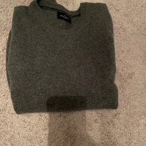 Crewneck hackett london  - Säljer denna sjukt snygga crewneck från hackett London! Knappt använd något! Perfekt mörkgrå färg nu för hösten! Storlek s! Nypris 1799kr!
