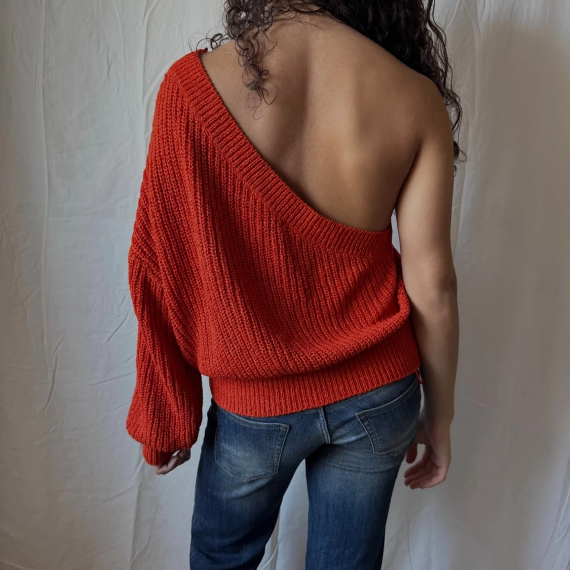 Röd stickad oneshoulder-tröja - 1