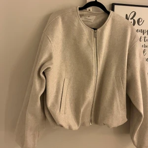Beige bomberjacka från Stradivarius - Säljer en beige bomberjacka från Stradivarius i storlek XS. Köpt i somras och använd fåtal gånger💓