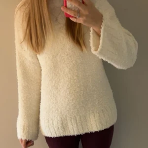 Mysig vit tröja  - Jättefin och mysig tröja!! Bra skick💓