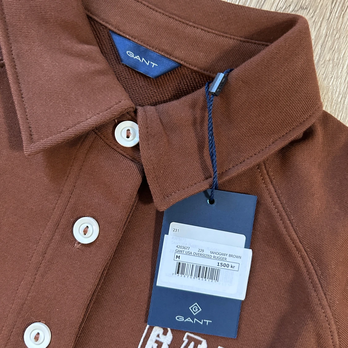 Brun pikétröja från GANT med tryck - 1