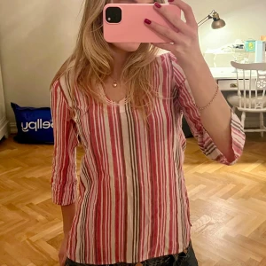 Randig blus - Super sött rosa randig blus 💗Pris kan diskuteras vid snabb affär!!