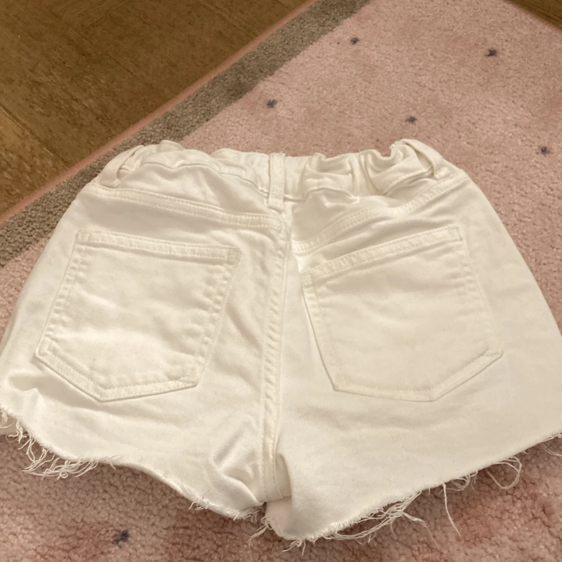 Vita fransiga shorts från Cubus - 2