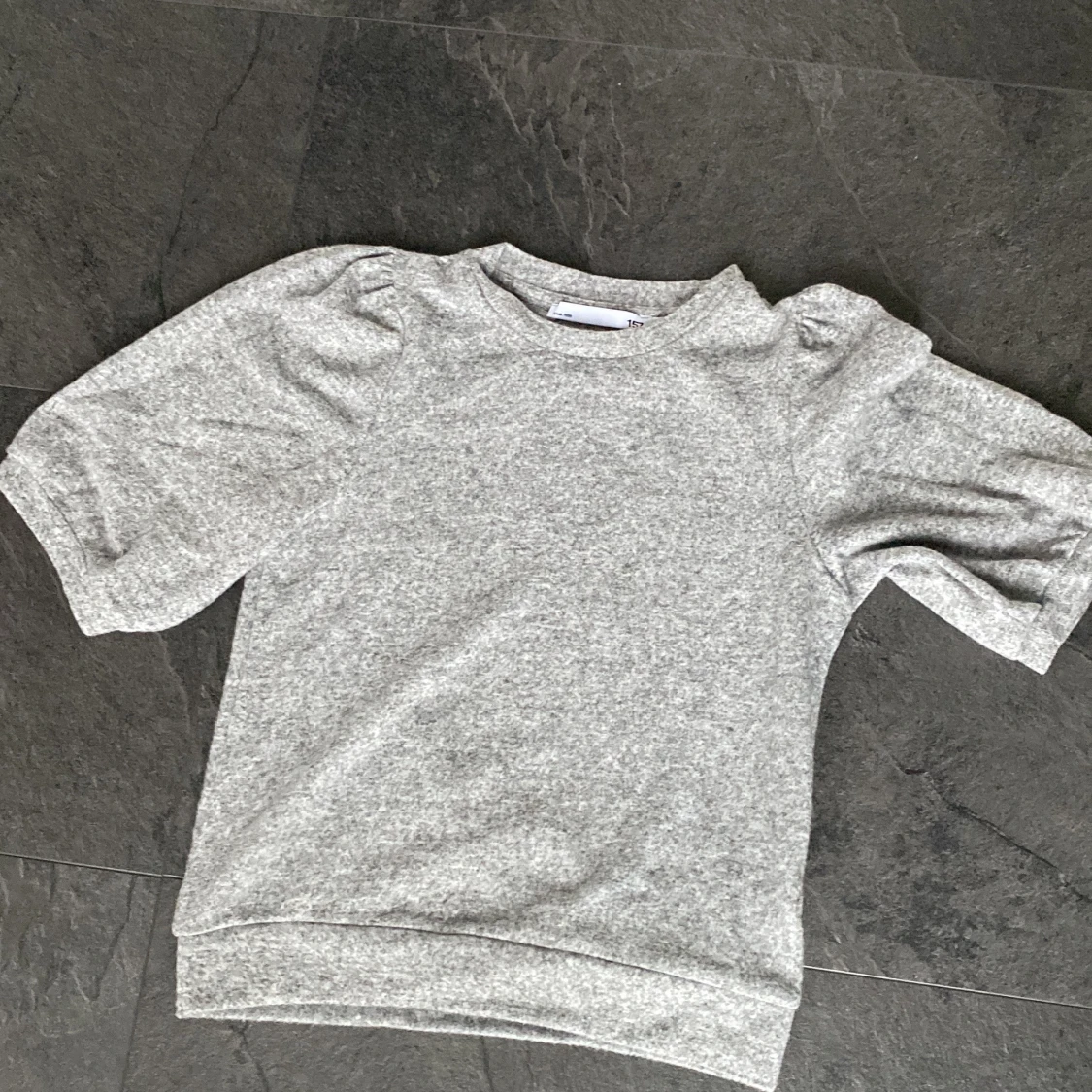 Grå kortärmad sweatshirt med puffärm - 1