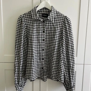 Gingham skjorta / blus  - Gingham skjorta från Monki i svartvitt rutigt mönster. Mycket bra skick, knappt använd - inga defekter. 