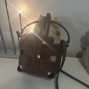 Bucket bag H&M  - Populär bucket bag från H&M, helt i nyskick då den inte kommit till någon användning hos mig ☺️