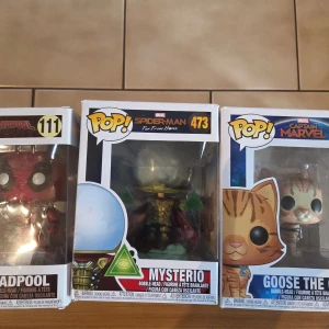 Funko Pop! Marvel Bobble-Head Figurines (Deadpool, Mysterio, Goose the Cat) - Alla 3 för 150 kr, 60 kr st! Säljer tre Marvel Funko Pop! bobble-heads: Deadpool #111, Mysterio #473 (Spider-Man: Far From Home) och Goose the Cat #426 (Captain Marvel). Alla figurer är i originalförpackning och ser ut att vara i nyskick, perfekt för samlare och Marvel-fans.