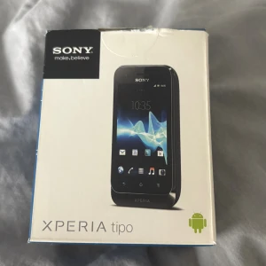 Sony Xperia Tipo - Sony Xperia Tipo Android-telefon i originalförpackning, komplett med laddare, batteri, USB-kabel och manual. 3,2" skärm, 3,2 MP kamera, WiFi, a-GPS och xLOUD ljudförstärkning. Produkten ser oanvänd ut och levereras med alla tillbehör.