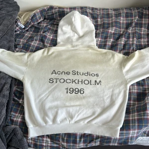 Vit hoodie från Acne Studios - Tja säljer nu en riktigt fett och trendig acne studio hoodie! Passformen på hoodien är en anning baggie som de flesta vill ha de och inte så tight! Skulle säga att man behöver va ca 178-187 för att den ska passa riktig bra. Hör av dig vid funderingar och pris kan diskuteras!😊