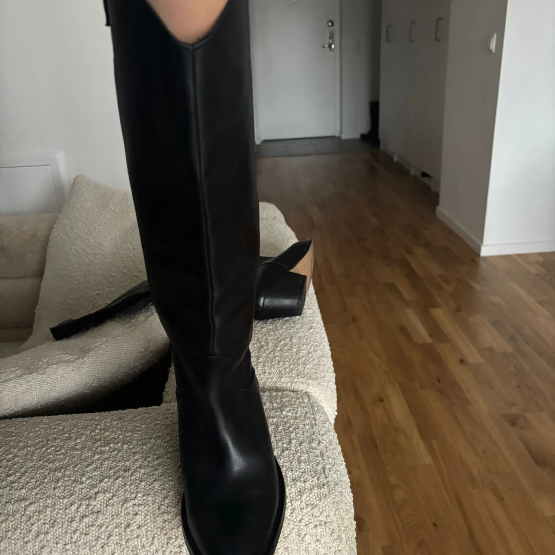 Sofie Schnoor svarta höga boots i skinn - 1