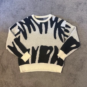 Stickad tröja  - Varm o skön stickad tröja perfekt nu till vinter tider. Condition 8/10, i storlek S