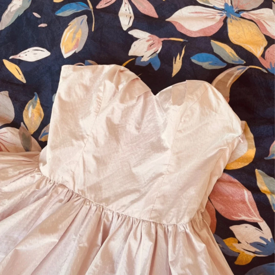 Ljusrosa puffig kortklänning - 1