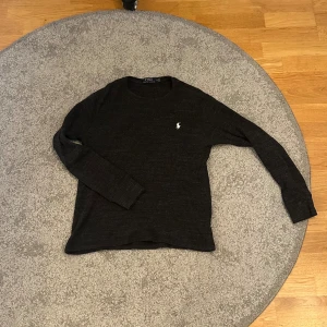 Polo ralph laurent tröja - Säljer min ralph laurent tröja då den är för liten. Bra skick förrutom att den är lite skum i ryggen och därav det billiga priset! Liten i storleken så sitter som en S. Hör av er vid frågor