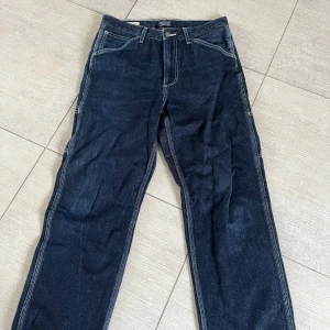 Levi's 559 jeans  - Mörkblå levis 559 jeans med raka ben och kontrastsömmar. Klassisk femficksmodell med extra fickor på sidorna och bak, samt tydlig Levi's-tag på bakfickan. Jeansen har normal passform och är tillverkade i slitstarkt denimtyg.