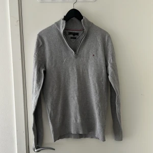 Tommy hilfiger halv zip - Snygg Tommy hilfiger halv-zip, skit bra och användbar nu till hösten, Slim fit, storlek M😁         Hör av er vid funderingar 😌