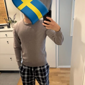 Beige tröja från Gran Sasso - Säljer en stilren beige tröja från Gran Sasso. Tröjan har rund halsringning, lång ärm och klassisk passform. Perfekt för lager-på-lager under höst och vinter. Enkel och snygg att matcha med det mesta. Passar de som bär M.